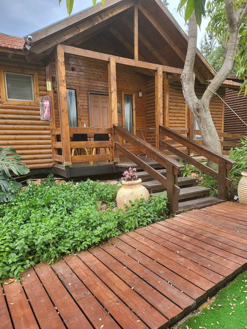 איתן בקתות עץ - שדה אליעזר