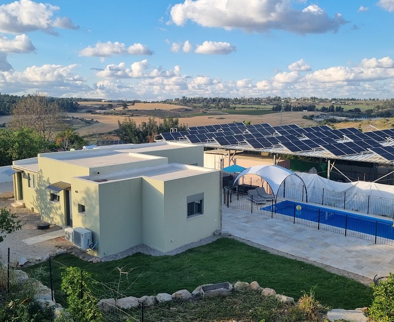 החצר האורגנית The Organic Courtyard. צימרים - כפר אוריה