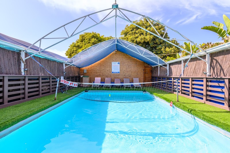 ויליג' קומפלקס - ניר בנים